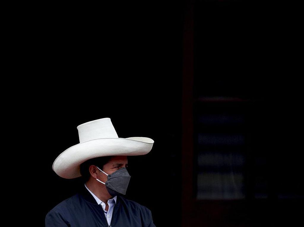 Potret Presiden Peru yang Konsisten dengan Topi Jeraminya