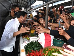 Akhiri Kunker di Sumut, Jokowi Bagikan Bantuan Modal ke Pedagang di Binjai