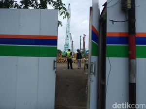 Penggusuran untuk Sodetan Ciliwung Hari Ini Sempat Terhambat Warga Penggusuran untuk Sodetan Ciliwung Hari Ini Sempat Terhambat Warga