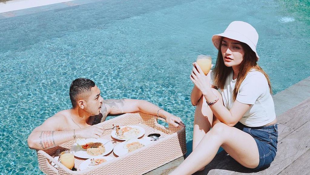 Momen Romantis Siti Badriah dan Krisjiana Baharudin Saat Makan Bersama