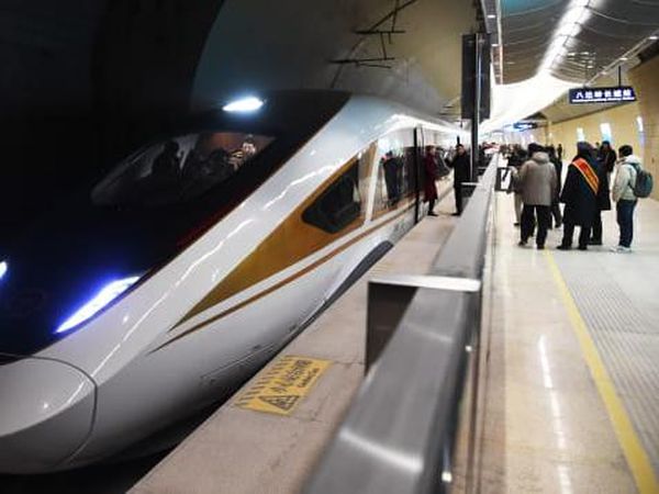 Foto: Kereta Berkecepatan Tinggi dan Stasiun Kereta Api Terdalam di Dunia