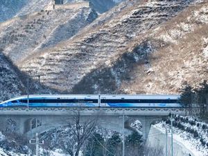 Tanpa Masinis, Kereta Ini Melaju Cepat di Bawah Tembok Besar China