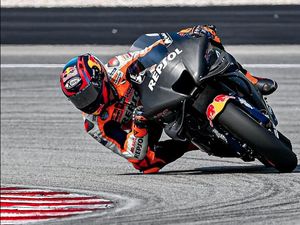 Stefan Bradl Pinjam Wearpack Pol Espargaro di Tes Premusim MotoGP 2022 Stefan Bradl Pinjam Wearpack Pol Espargaro di Tes Premusim MotoGP 2022