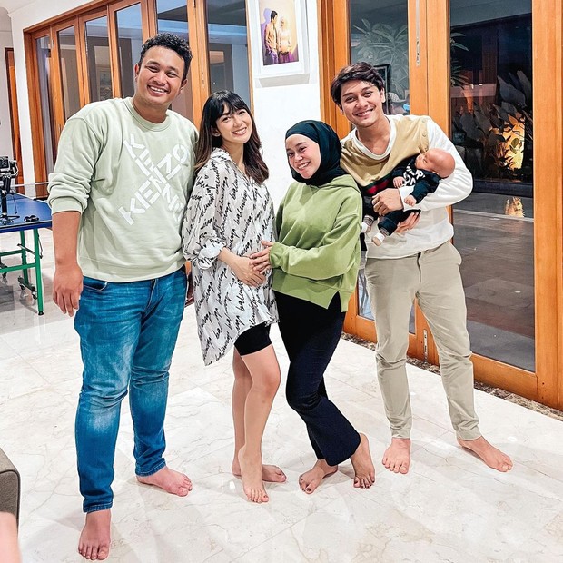 Tampil Kasual dan Nyaman Bersama Rekan Artis, Gilang Dirga dan Istri