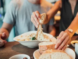Terlalu Cepat Makan Roti Saat Kencan, Wanita Ini Langsung Dicampakkan Pasangannya Terlalu Cepat Makan Roti Saat Kencan, Wanita Ini Langsung Dicampakkan Pasangannya