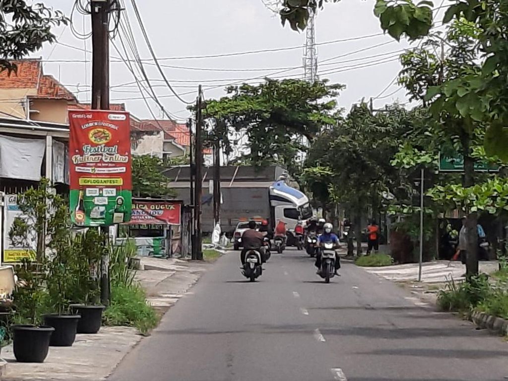 Truk Tronton Terperosok di Jalan Pakel Solo, Lalu Lintas Dialihkan
