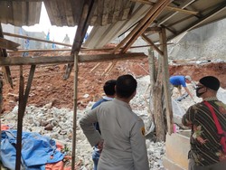 Turap di Cipayung Longsor, Rumah Warga Hancur-2 Kambing Mati