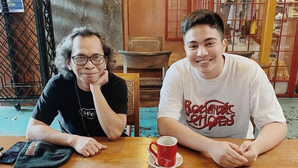 Gaya Keren Umay Shahab Ngopi Bareng Sutradara Profesional