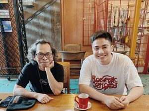 Gaya Keren Umay Shahab Ngopi Bareng Sutradara Profesional