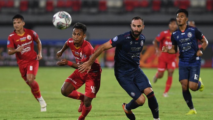 Pesepak bola Persija Osvaldo Haay (kedua kiri) mengejar bola yang dibayangi pemain Arema FC Sergio Silva (kedua kanan) dalam pertandingan sepak bola Liga 1 di Stadion I Wayan Dipta, Gianyar Bali, Sabtu (5/2/2022). ANTARA FOTO/Nyoman Budhiana/hp.
