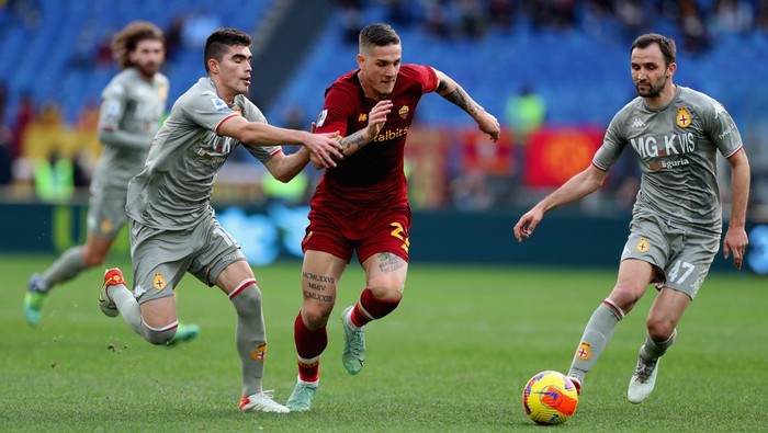 ROME, ITALY - FEBRUARY 05:  Nicolo Zaniolo of AS Roma competes for the ball with Vasquez Ibarra and Milan Badelj of Genoa CFC during the Serie A match between AS Roma and Genoa CFC at Stadio Olimpico on February 5, 2022 in Rome, Italy.  (Photo by Paolo Bruno/Getty Images)