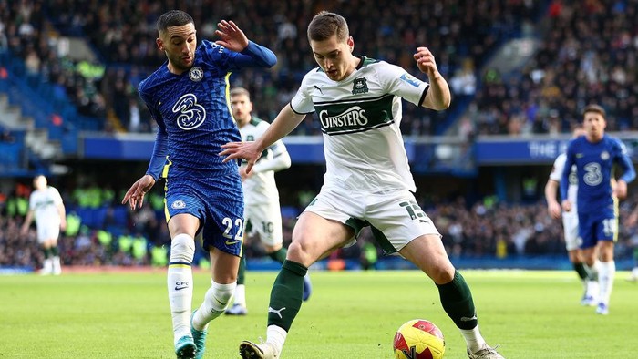LONDON, ENGLAND - FEBRUARY 05: Conor Grant of Plymouth holds off pressure from Hakim Ziyech of Chelsea during the Emirates FA Cup Fourth Round match between Chelsea and Plymouth Argyle at Stamford Bridge on February 05, 2022 in London, England. (Photo by Bryn Lennon/Getty Images)