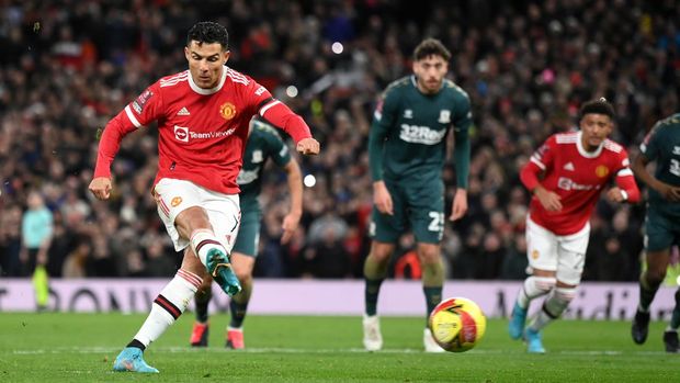 MANCHESTER, ENGLAND - FEBRUARY 04:  Cristiano Ronaldo of Manchester United misses a penalty during the Emirates FA Cup Fourth Round match between Manchester United and Middlesbrough at Old Trafford on February 04, 2022 in Manchester, England. (Photo by Clive Mason/Getty Images)