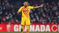 Sedangkan posisi bek kanan jatuh kepada Dani Alves. Foto: (Getty Images/Fran Santiago)