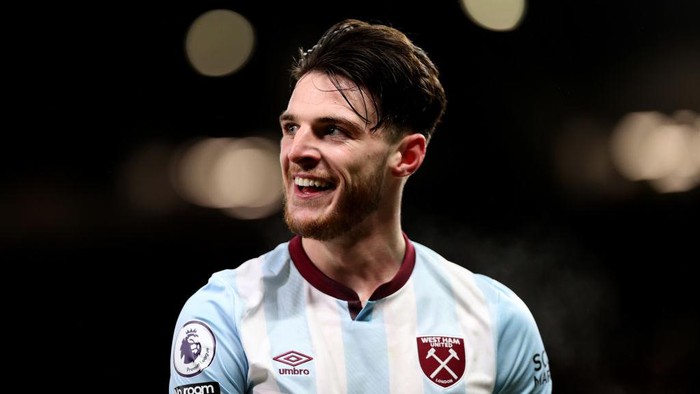 MANCHESTER, ENGLAND - JANUARY 22: Declan Rice of West Ham United looks on during the Premier League match between Manchester United and West Ham United at Old Trafford on January 22, 2022 in Manchester, England. (Photo by Naomi Baker/Getty Images)