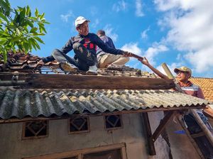 Aksi Dedi Mulyadi Perbaiki Atap Rumah Pedagang Disabilitas yang Hampir Roboh