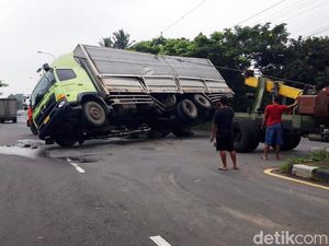 Detik-detik Evakuasi Truk Tronton yang Ditabrak Trailer di Boyolali