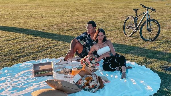 Momen Romantis DJ Patricia Sculdtz dan Anak Tommy Soeharto Saat Piknik Bareng