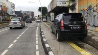 Duh! Trotoar Jatinegara Jadi Tempat Parkir Mobil
