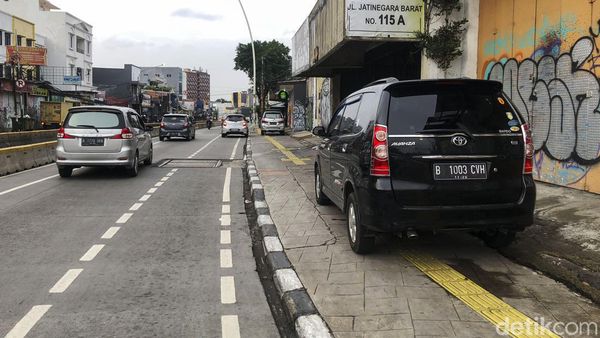 Duh! Trotoar Jatinegara Jadi Tempat Parkir Mobil