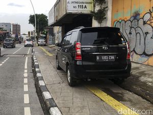 Duh! Trotoar Jatinegara Jadi Tempat Parkir Mobil Duh! Trotoar Jatinegara Jadi Tempat Parkir Mobil