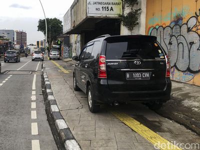 Duh! Trotoar Jatinegara Jadi Tempat Parkir Mobil