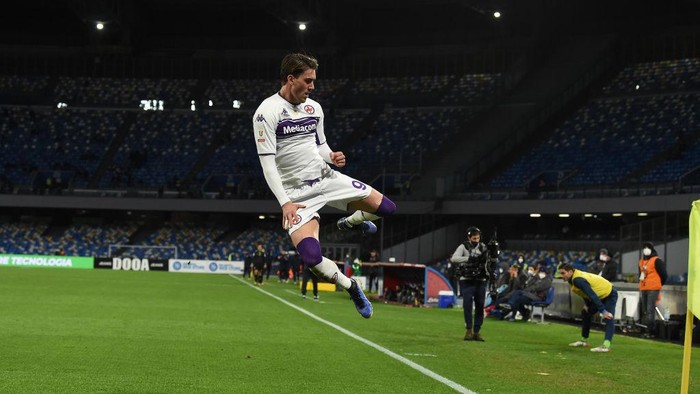 NAPLES, ITALY - JANUARY 13: Dusan Vlahovic of ACF Fiorentina celebrates after scoring his sides opening goal during the Coppa Italia match between SSC Napoli and ACF Fiorentina at Stadio Diego Armando Maradona on January 13, 2022 in Naples, Italy. (Photo by Francesco Pecoraro/Getty Images)
