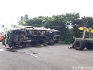 Melihat Proses Evakuasi Truk Tronton Terguling di Boyolali Pagi Tadi