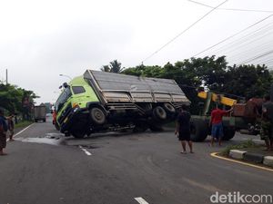 Truk Trailer Vs Tronton Boyolali, Arus Lalin dari Arah Semarang Disetop