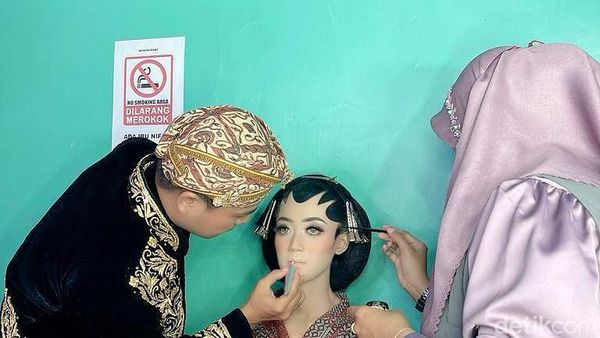 8 Potret Viral Suamiku adalah Periasku, Pengantin Pria Rias Istri Saat Nikah