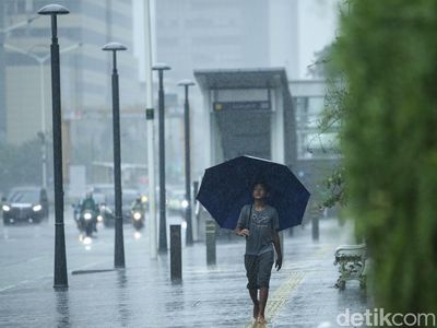 Hujan Deras Guyur Ibu Kota Siang Tadi