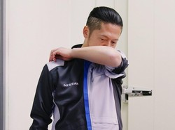 Tugas Pria Ini Hanya Endus Aroma Kulit Interior Mobil