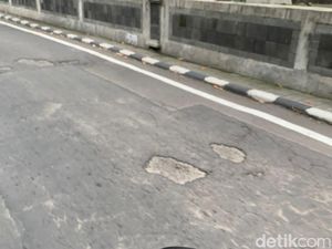 Potret Jalan Banyuurip Surabaya yang Berlubang