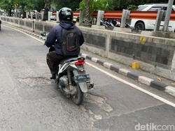Warga Keluhkan Banyak Lubang di Jalan Banyuurip Surabaya