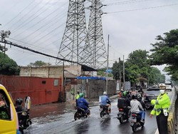 Ada Genangan Air 20 Cm di Jalan Daan Mogot Jakbar, Lalin Tersendat