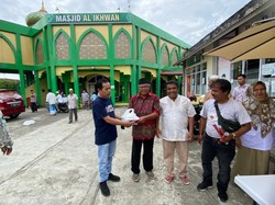 Andre Rosiade Berbagi Nasi Kotak Jumat Berkah Gerindra di Padang Timur