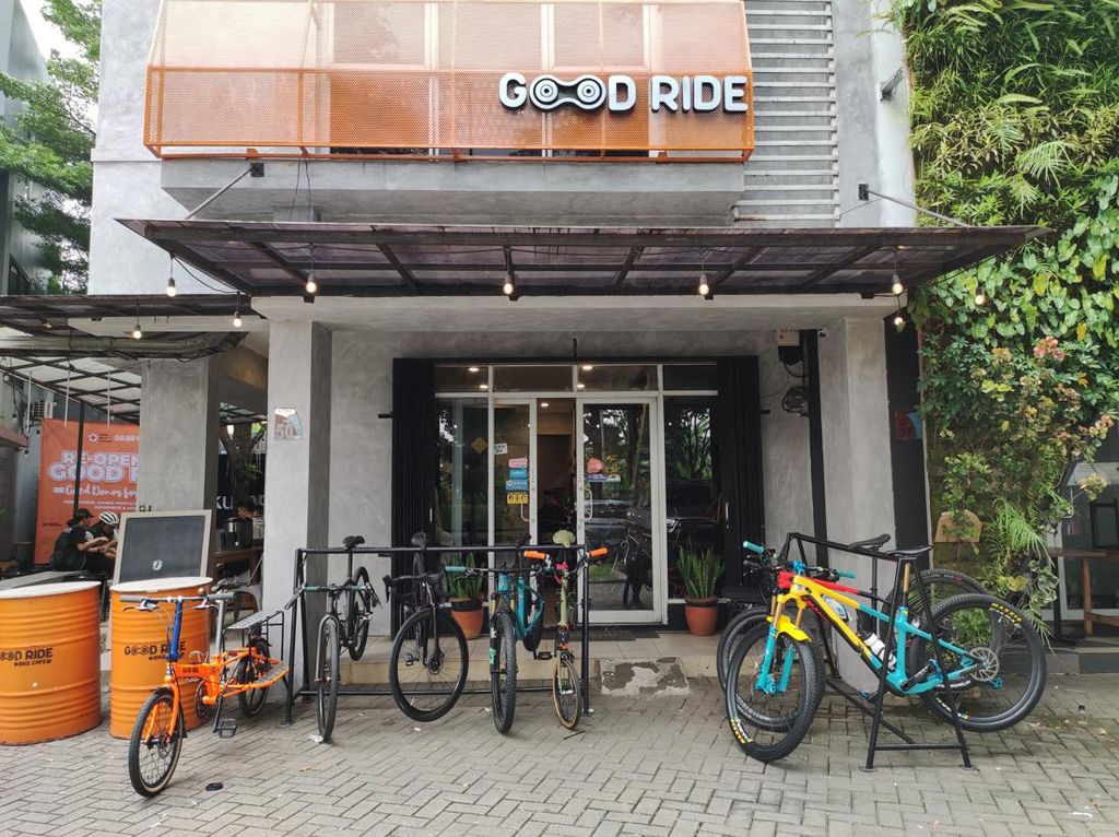Ngopi dan Ngemil di Kafe Sekaligus Bengkel Sepeda