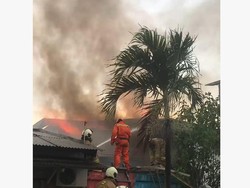 Gudang di Kompleks Polri Ciracas Terbakar, 5 Mobil Damkar Dikerahkan