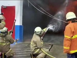 Gudang Pabrik Susu di Ciracas Terbakar, 16 Unit Damkar Dikerahkan