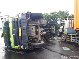 Ditabrak Trailer, Truk Tronton Terguling di Jalan Semarang-Solo