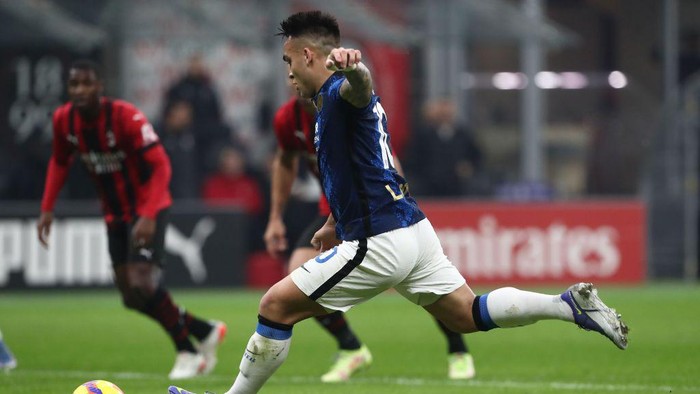MILAN, ITALY - NOVEMBER 07: Lautaro Martinez of FC Internazionale takes a penalty which is saved during the Serie A match between AC Milan and FC Internazionale at Stadio Giuseppe Meazza on November 07, 2021 in Milan, Italy. (Photo by Marco Luzzani/Getty Images)