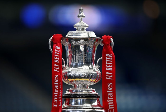 Logo Piala FA LEICESTER, ENGLAND - MARCH 21: A detailed view of the Emirates FA Cup Trophy is seen prior to the Emirates FA Cup Quarter Final match between Leicester City and Manchester United at The King Power Stadium on March 21, 2021 in Leicester, England. Sporting stadiums around the UK remain under strict restrictions due to the Coronavirus Pandemic as Government social distancing laws prohibit fans inside venues resulting in games being played behind closed doors. (Photo by Alex Pantling/Getty Images)