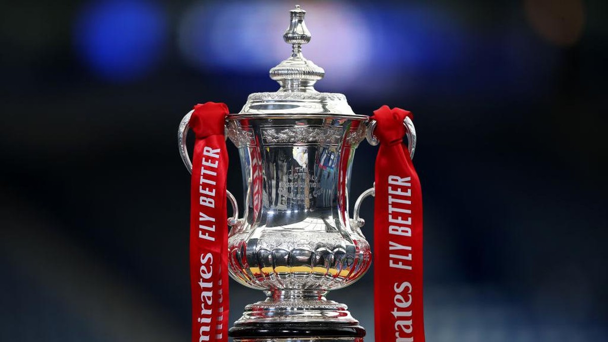 Trofi Piala FA. (Foto: Alex Pantling/Getty Images)