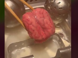 Nekat Cicipi Otak Babi, Food Vlogger Ini Ungkap Rasanya