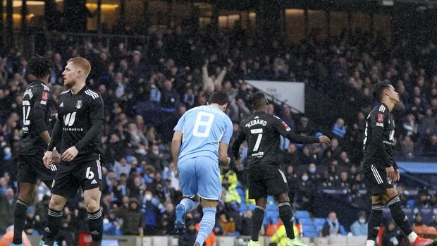 Fulham players react after Manchester City's Ilkay Gundogan, center, scored his side's first goal during an English FA Cup fourth round soccer match between Manchester City and Fulham at the Etihad Stadium in Manchester, England, Saturday, Feb. 5, 2022. (AP Photo/Jon Super)