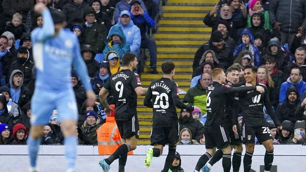 Fulham's Fabio Carvalho, right, celebrates after scoring the opening goal during an English FA Cup fourth round soccer match between Manchester City and Fulham at the Etihad Stadium in Manchester, England, Saturday, Feb. 5, 2022. (AP Photo/Jon Super)