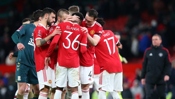 MANCHESTER, ENGLAND - FEBRUARY 04:  Anthony Elanga of Manchester United is consoled by team mates Bruno Fernandes and Phil Jones after missing his penalty in the shoot out during the Emirates FA Cup Fourth Round match between Manchester United and Middlesbrough at Old Trafford on February 04, 2022 in Manchester, England. (Photo by Alex Livesey/Getty Images)