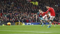 MU mendapatkan penalti di menit ke-19 setelah Paul Pogba dilanggar Anfernee Dijksteel. Ronaldo maju sebagai eksekutor dan mengincar pojok kiri gawang, tapi tembakannya melebar. 