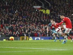 MU mendapatkan penalti di menit ke-19 setelah Paul Pogba dilanggar Anfernee Dijksteel. Ronaldo maju sebagai eksekutor dan mengincar pojok kiri gawang, tapi tembakannya melebar. 