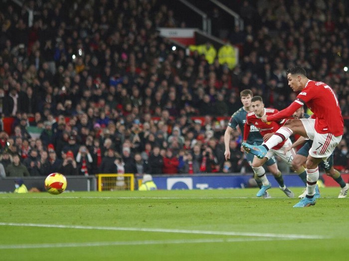 Manchester United disingkirkan Middlesbrough di babak keempat Piala FA. MU kalah adu penalti 7-8 dari Middlesbrough usai berimbang 1-1 selama 120 menit.